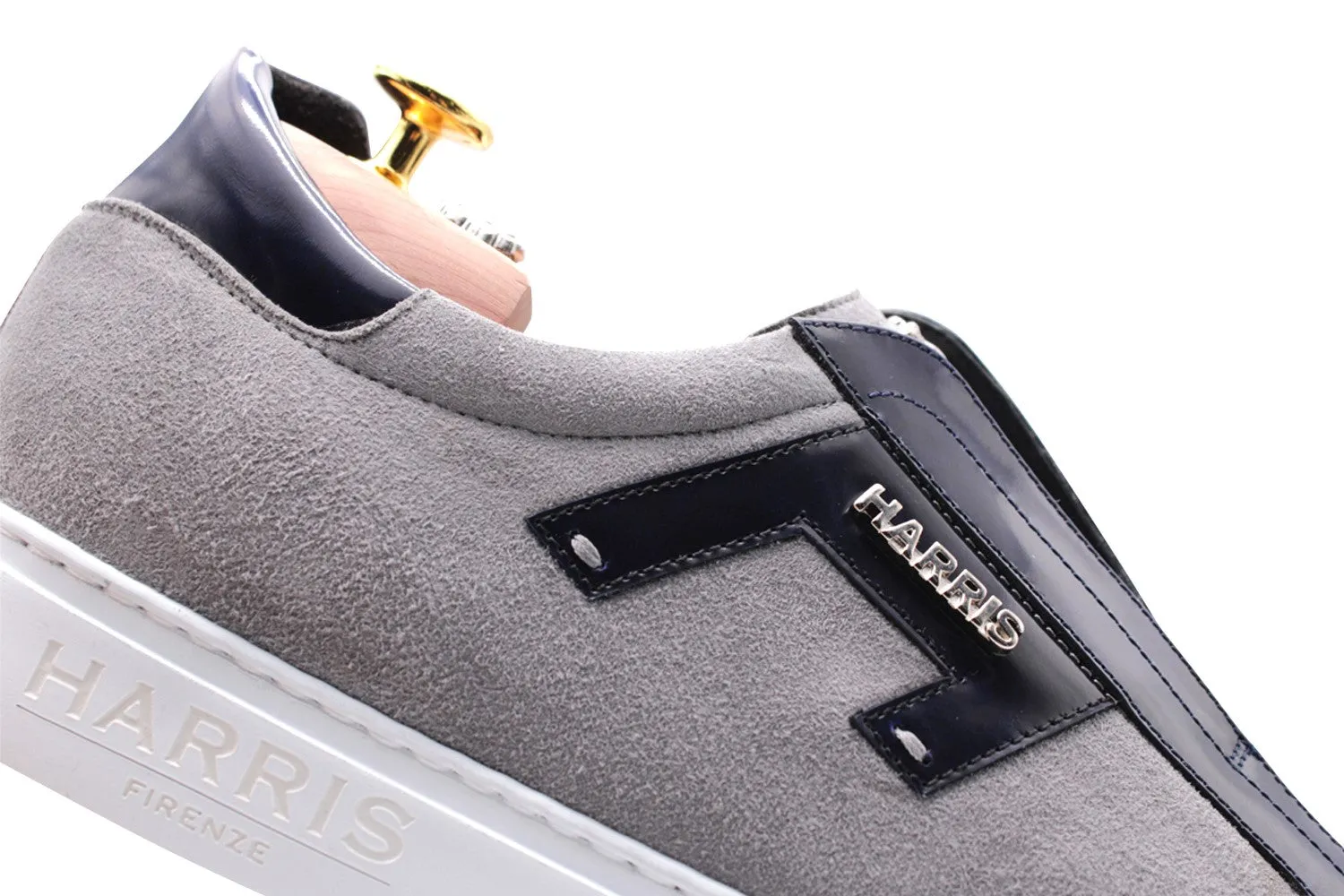 Sneakers in suede